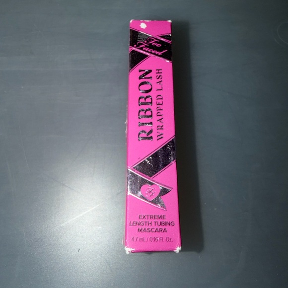 Too Faced Ribbon Volumized Lash Mascara - Travel Size - Picture 4 of 5